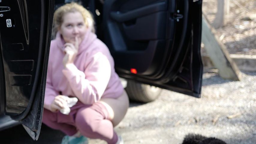 Hier zeigt sich Amy Schumer beim Pinkeln am Waldrand
