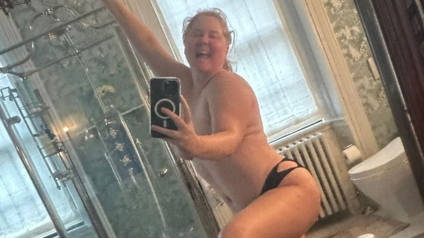 Halb nackt vorm Spiegel: Amy Schumer zeigt sich oben ohne