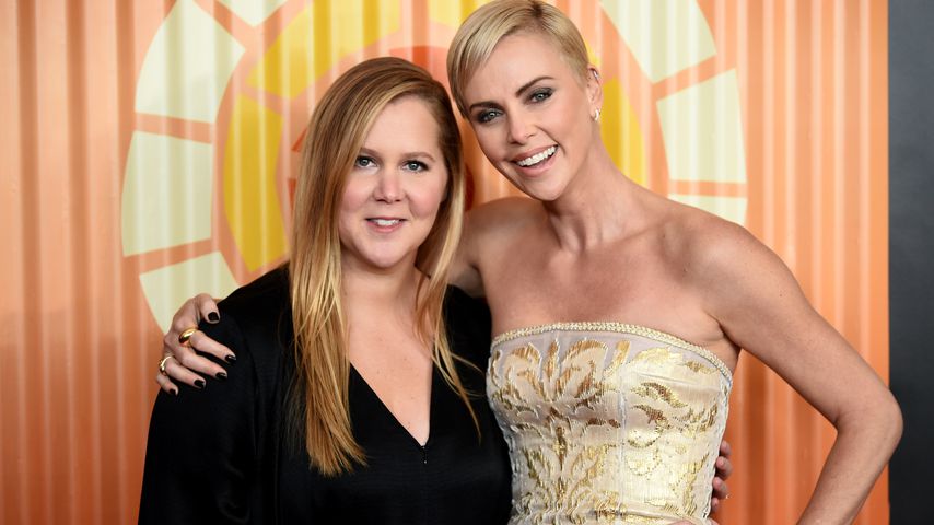 Amy Schumer und Charlize Theron