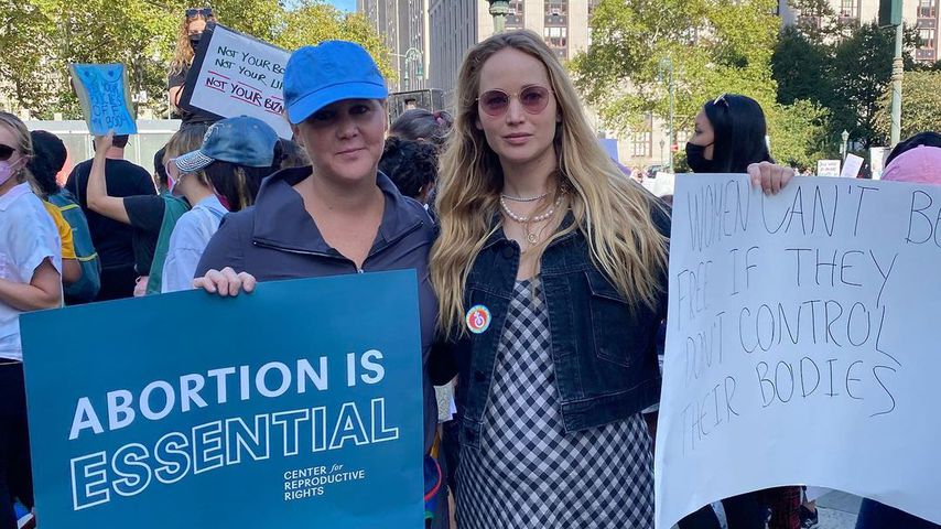 Amy Schumer und Jennifer Lawrence bei einer Demo im Oktober 2021