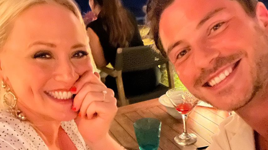 Am Strand: "Emmerdale"-Star Amy Walsh hat sich verlobt!