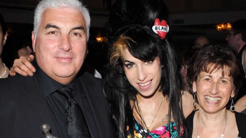 Amy Winehouse' Eltern nehmen Brit Billion Award für sie an!