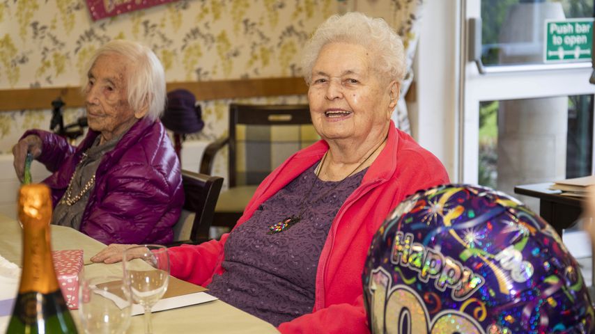 Amy Winifred Hawkin und Lil Thomas an Lils 100. Geburtstag