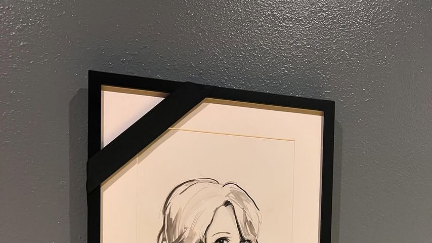 Aufgrund des Todes von Linda Lavin hängt eine schwarze Schleife an einem gezeichneten Portrait-Bild