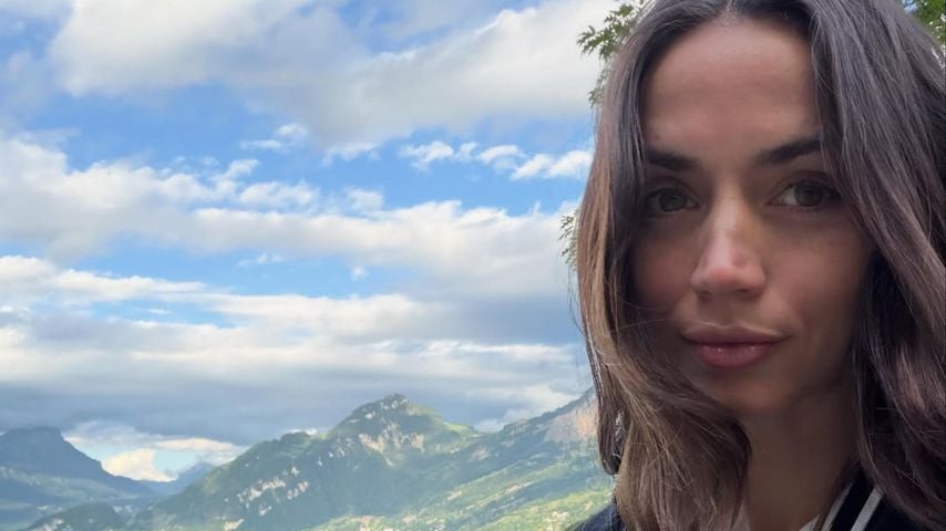Ana de Armas am See