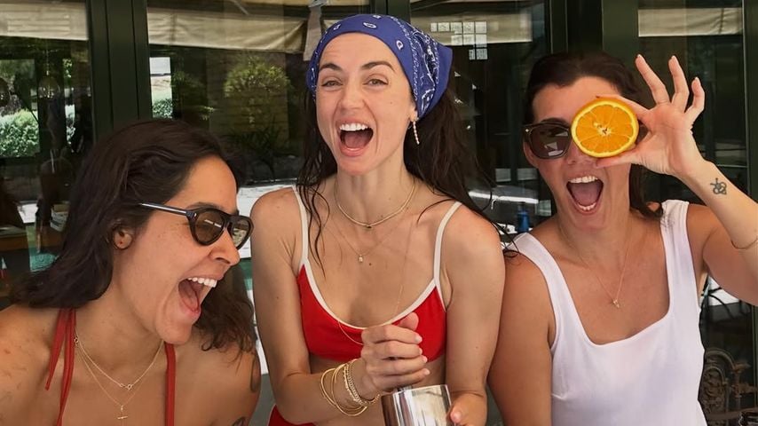 Ana de Armas mixt mit ihren Freundinnen Cocktails.