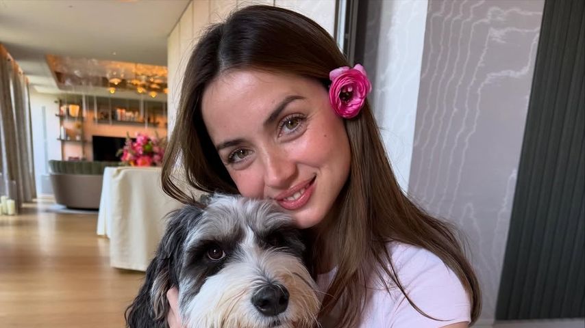 Ana De Armas zeigt sich auf Instagram mit ihrem Hund und einer Blume im Haar