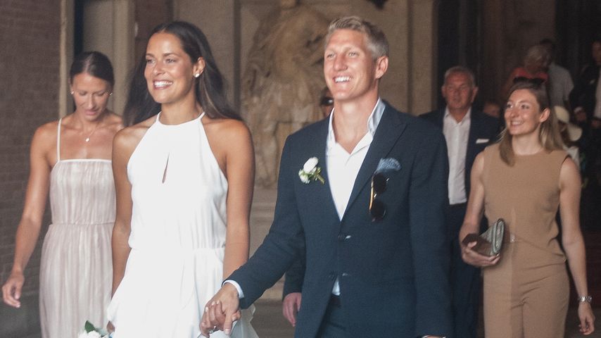 Hurra! Hier werden Schweini & Ana nach der Kirche bejubelt