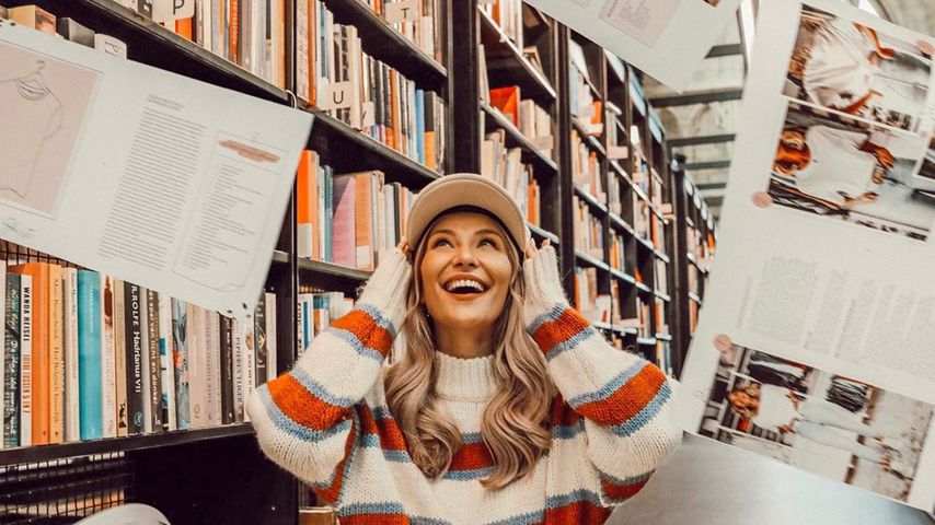 Ana Johnson inmitten ihres neuen Buches