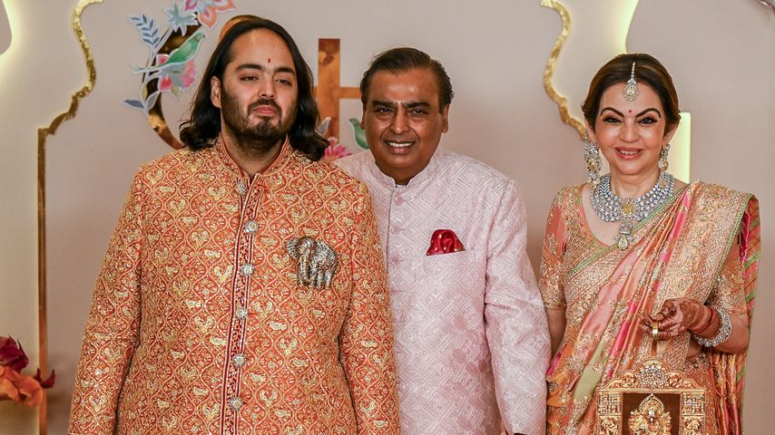 Anant Ambani mit seinem Vater Mukesh Ambani und dessen Frau Nita