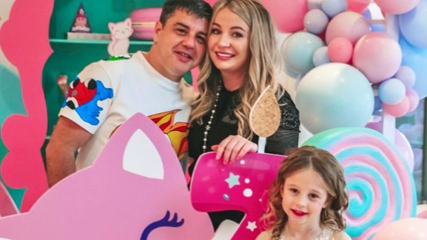 YouTuberin Anastasia Radzinskaya mit ihren Eltern