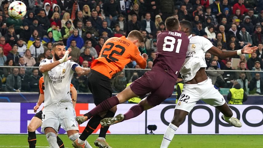 Anatoliy Trubin und Antonio Rüdiger während des Champions League Spiel
