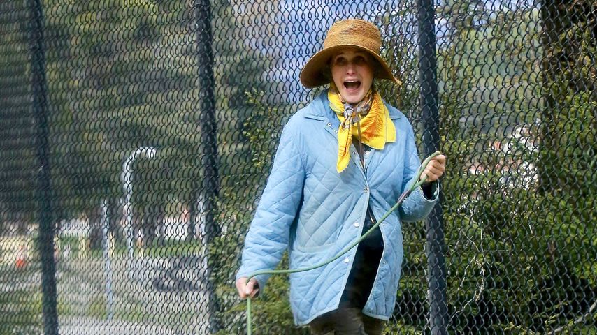 Andie MacDowell geht mit ihrem Hund spazieren