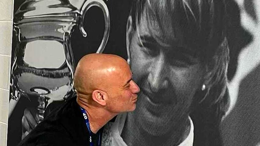 Andre Agassi mit einem Foto seiner Frau Steffi Graf