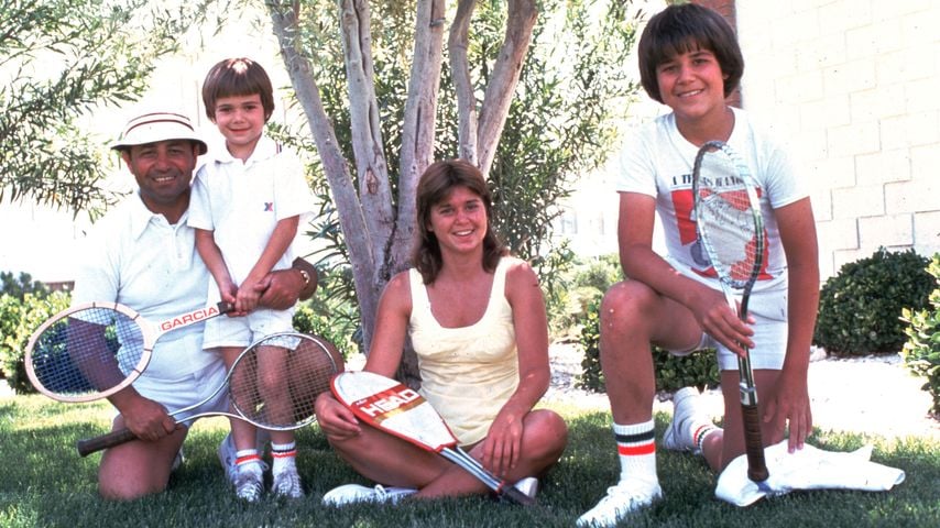 Andre Agassi mit seinem Vater Emmanuel "Mike" und seinen Geschwistern im Juni 1976
