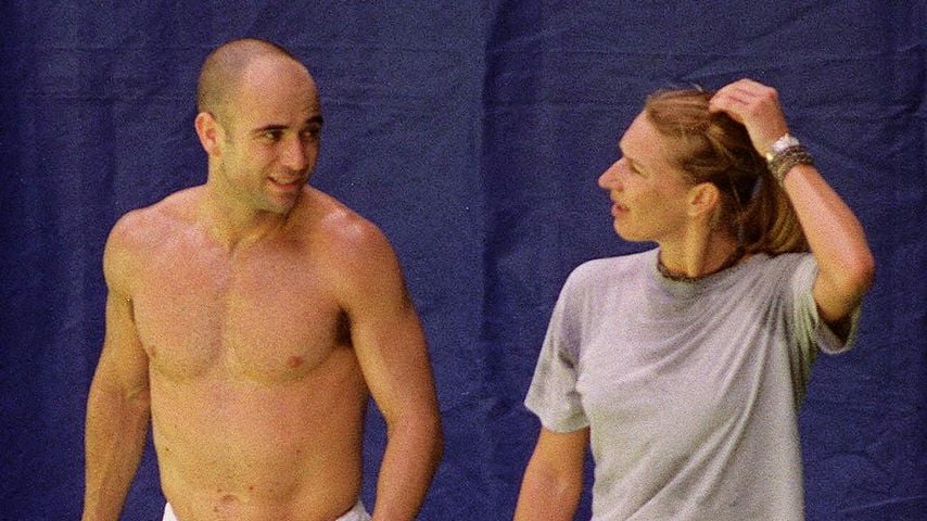 Andre Agassi und Steffi Graf plaudern nach einer intensiven Trainingseinheit in der Rod Laver Arena, Melbourne, 6. Januar 2000