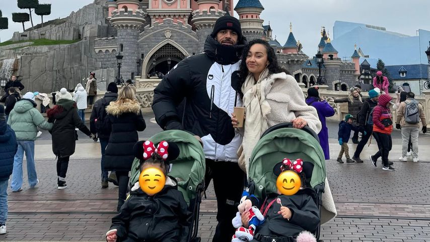 Andre Gray, Leigh-Anne Pinnock und ihre Töchter im Disney Land