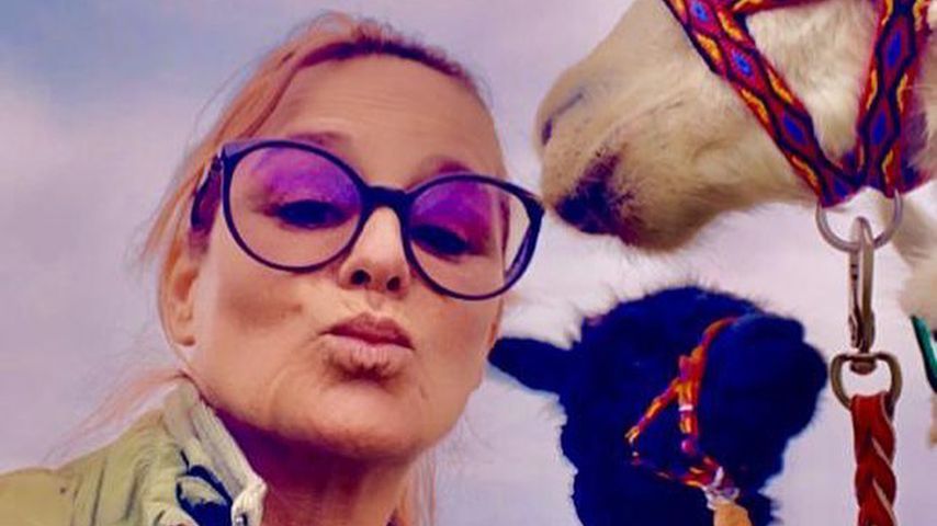 Andrea Berg und zwei ihrer Alpakas, Mai 2020