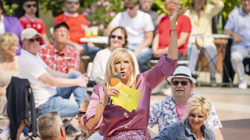 Zuschauer spotten über Andrea Kiewels Fernsehgarten-Outfit