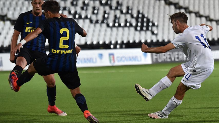 Andrea Rinaldi gegen zwei Spieler vom FC Internazionale, Juni 2017