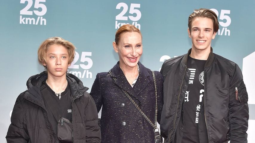 Andrea Sawatzki mit ihren Kindern Bruno ( l.) und Moritz (r.), 2018