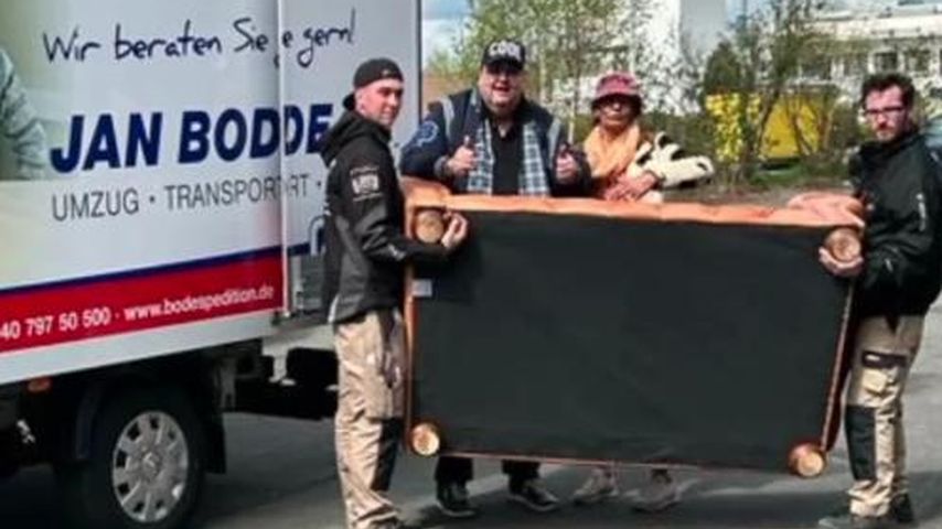 Andreas Ellermann (2. v. l.) und Nadja Abd El Farrag mit Umzugshelfern im Mai 2023