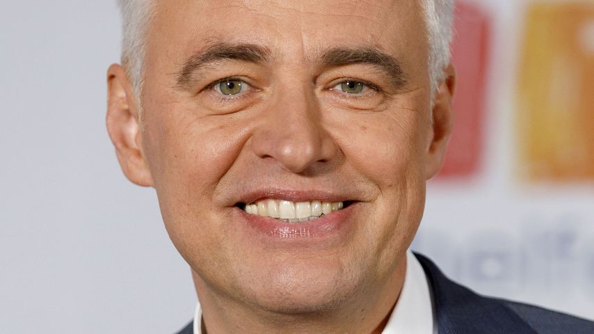 Panne im Studio: Peter Kloeppel moderierte mit Handylampe