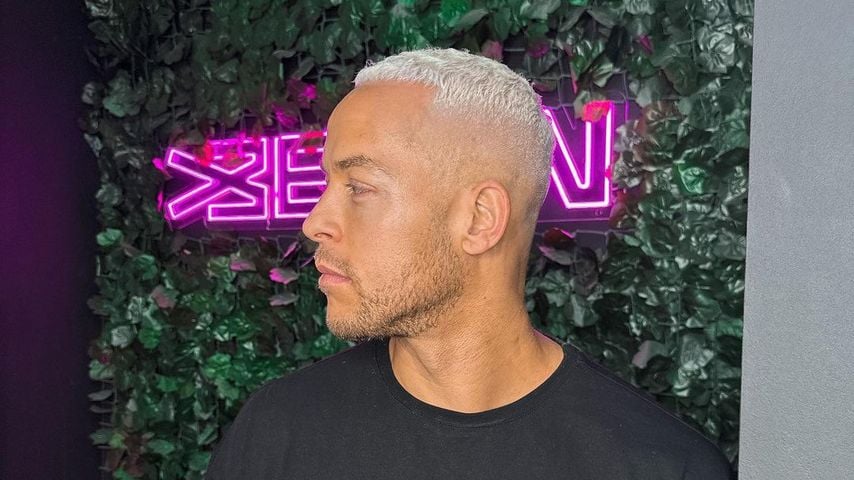 Andrej Mangold mit platinblonden Haaren