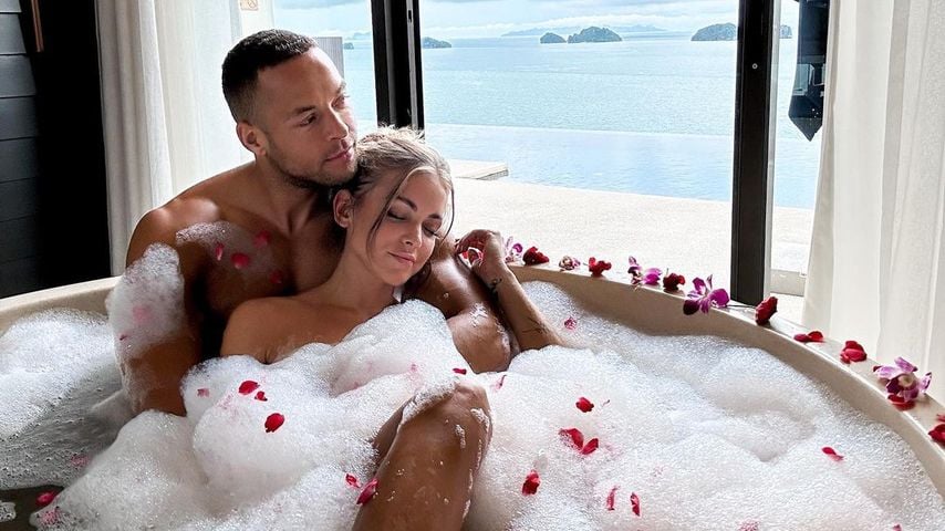 Andrej Mangold und Freundin genießen "Quality Time" in Wanne