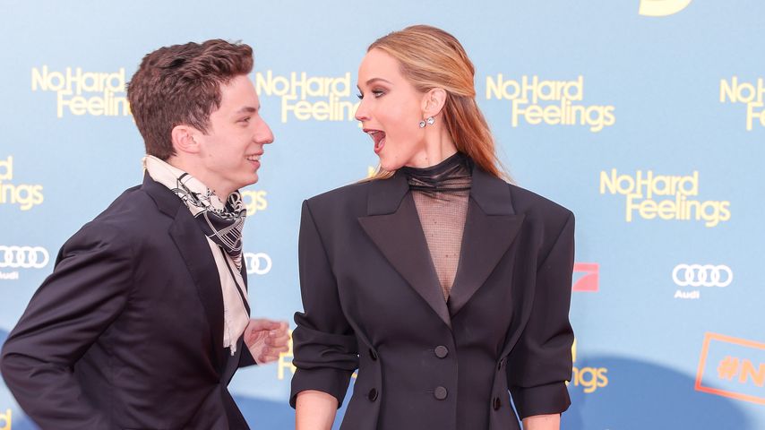 Andrew Feldman und Jennifer Lawrence bei der "No Hard Feelings"-Premiere in Berlin
