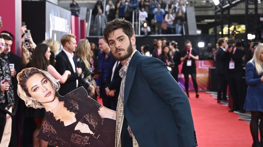 Andrew Garfield mit einem Pappaufsteller von Florence Pugh beim London Film Festival, Oktober 2024