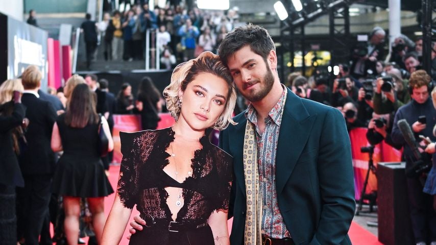 Andrew Garfield mit einem Pappaufsteller von Florence Pugh beim London Film Festival, Oktober 2024