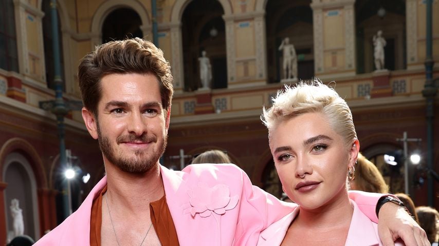 Andrew Garfield und Florence Pugh auf der Pariser Fashion Week 2023