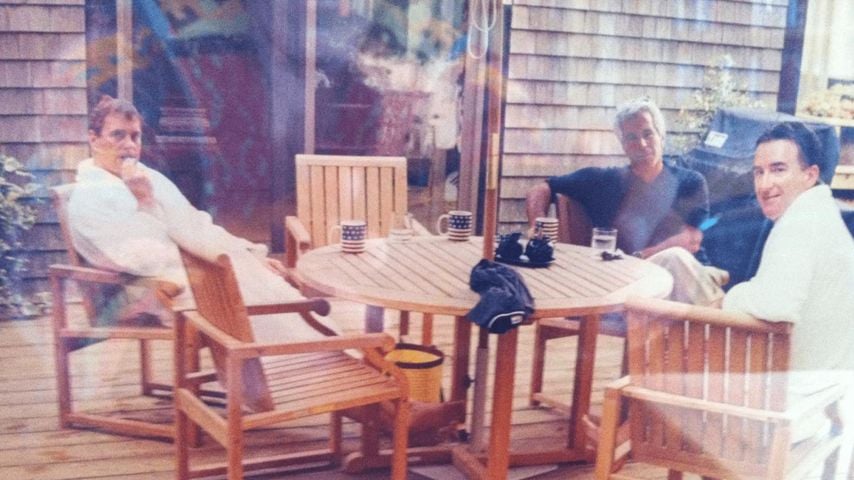 Neues Foto zeigt Ex-Prinz Andrew im Bademantel mit Epstein