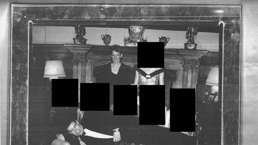 Andrew Mountbatten-Windsor und Ghislaine Maxwell in einem von der US-Justiz veröffentlichten Foto im Zusammenhang mit den Epstein-Akten