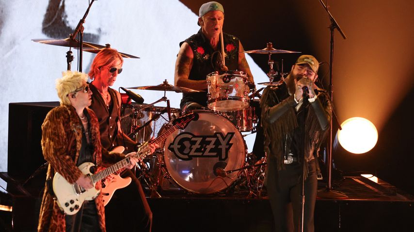 Andrew Watt, Duff McKagan, Chad Smith und Post Malone zollen Ozzy Osbourne bei den Grammy Awards 2026 in Los Angeles Tribut