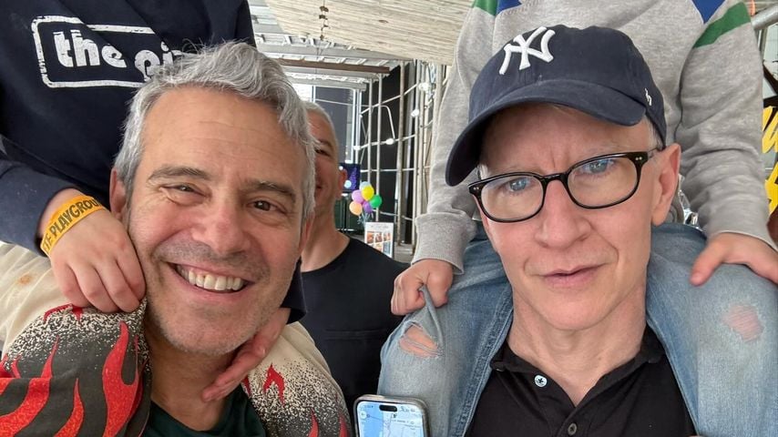 Andy Cohen und Anderson Coopern mit ihren Kids