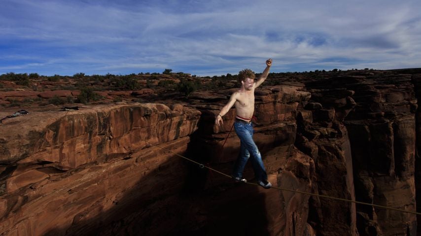 Andy Lewis balanciert auf einer Highline im Fruit Bowl bei Moab, Utah