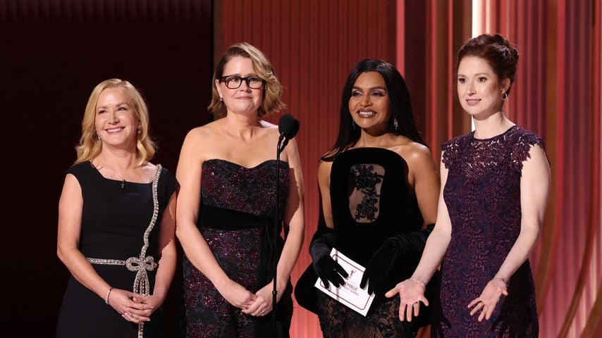 Angela Kinsey, Jenna Fischer, Mindy Kaling und Ellie Kemper präsentieren den Ensemble-Preis Comedy bei den Actor Awards 2026 in Los Angeles