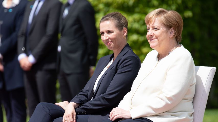 Angela Merkel während der Nationalhymne