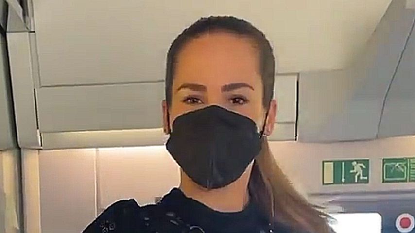Angelina Pannek mit ihrer neuen Tasche