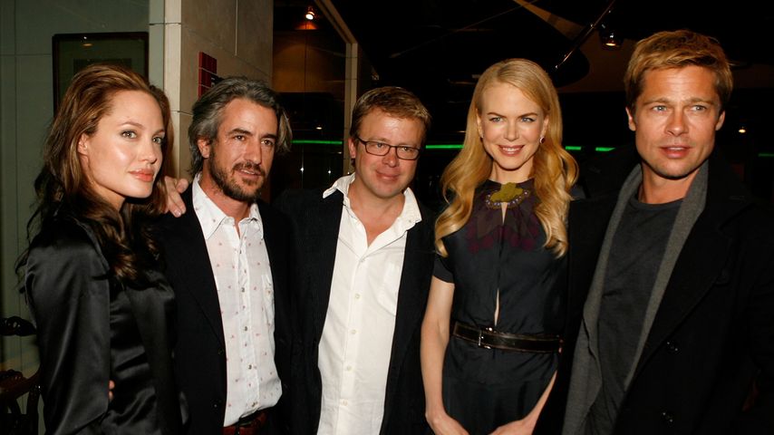 Produzent Eric Gilliland (m.) und Angelina Jolie, Dermot Mulroney, Nicole Kidman und Brad Pitt