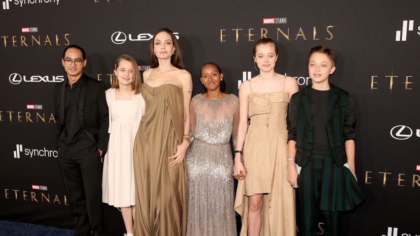 Angelina Jolie (m.) mit ihren Kindern Maddox, Vivienne, Zahara, Shiloh und Knox