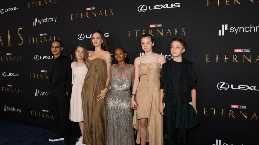 Angelina Jolie (m.) mit ihren Kindern Maddox, Vivienne, Zahara, Shiloh und Knox