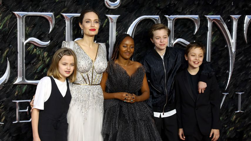 Angelina Jolie mit ihren Kindern Vivienne, Zahara, Shiloh und Knox