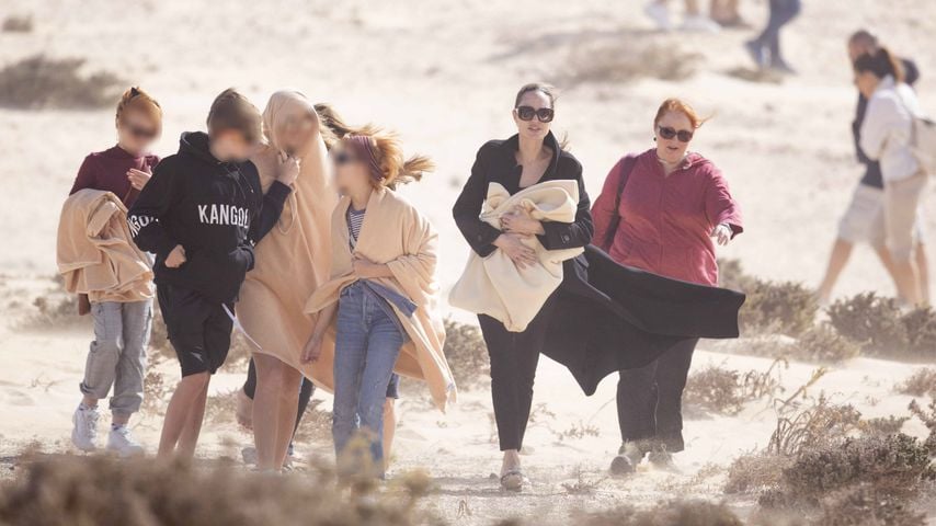 Angelina Jolie mit ihren Kindern auf Fuerteventura