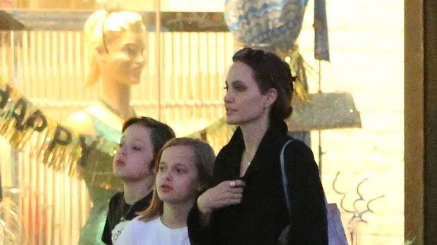 Hier geht Angelina Jolie mit Zwillingen ausgelassen shoppen