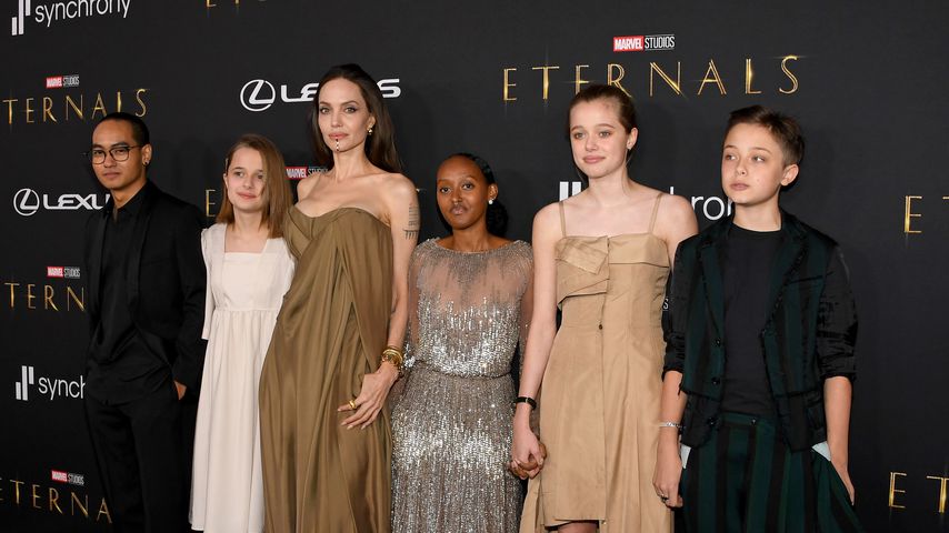 Angelina Jolie mit ihren Kindern Maddox, Vivienne, Zahara, Shiloh und Knox
