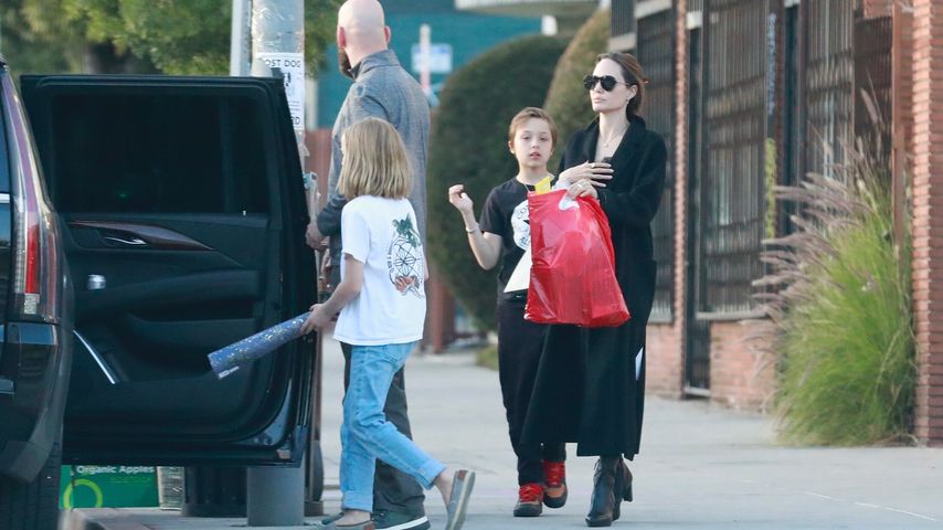 Angelina Jolie mit ihren Töchtern Vivienne und Knox