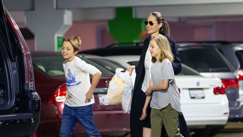 Angelina Jolie mit ihren Zwillingen Knox und Vivienne